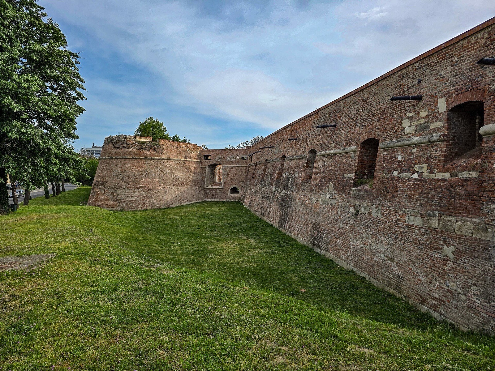 Zidul de cărămidă și un bastion văzute din șanț