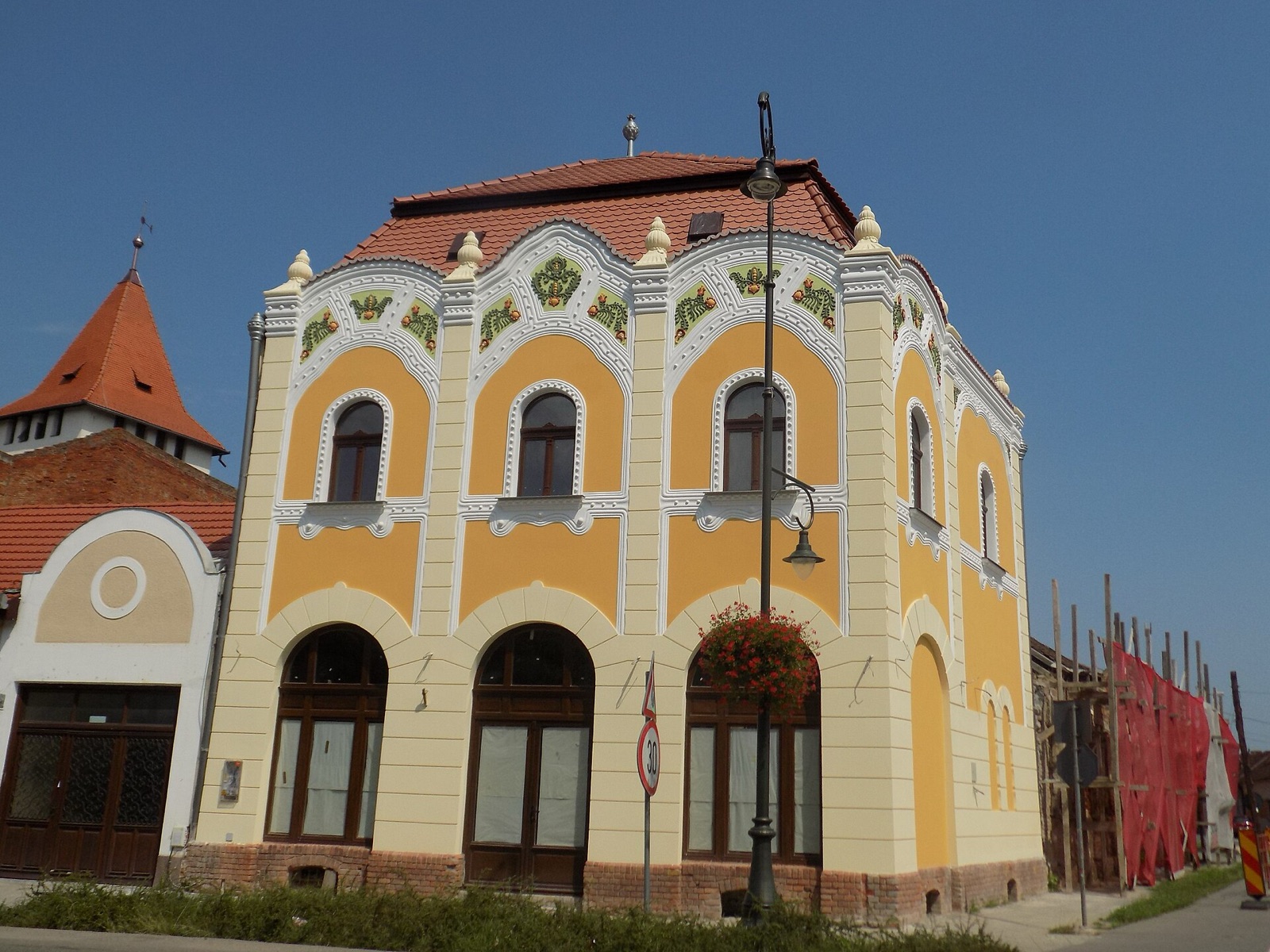 Casa Roth Armin, cu fațada galbenă